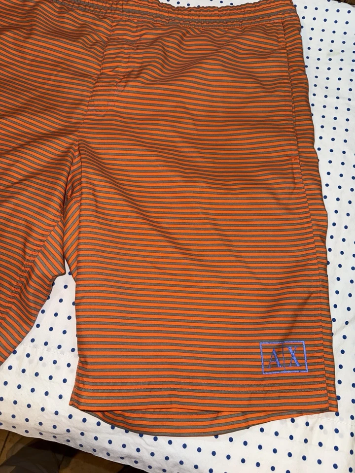 Bañador Armani Exchange Hombre Talla Grande Rayas Naranja y Gris Logo AX. Foto 2 de 4
