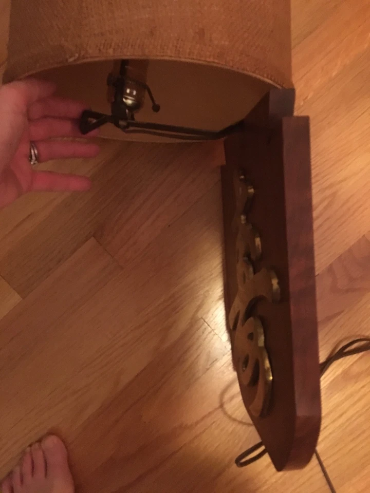 胡桃色和黄铜中国字母壁灯 — 第 2/3 张图片