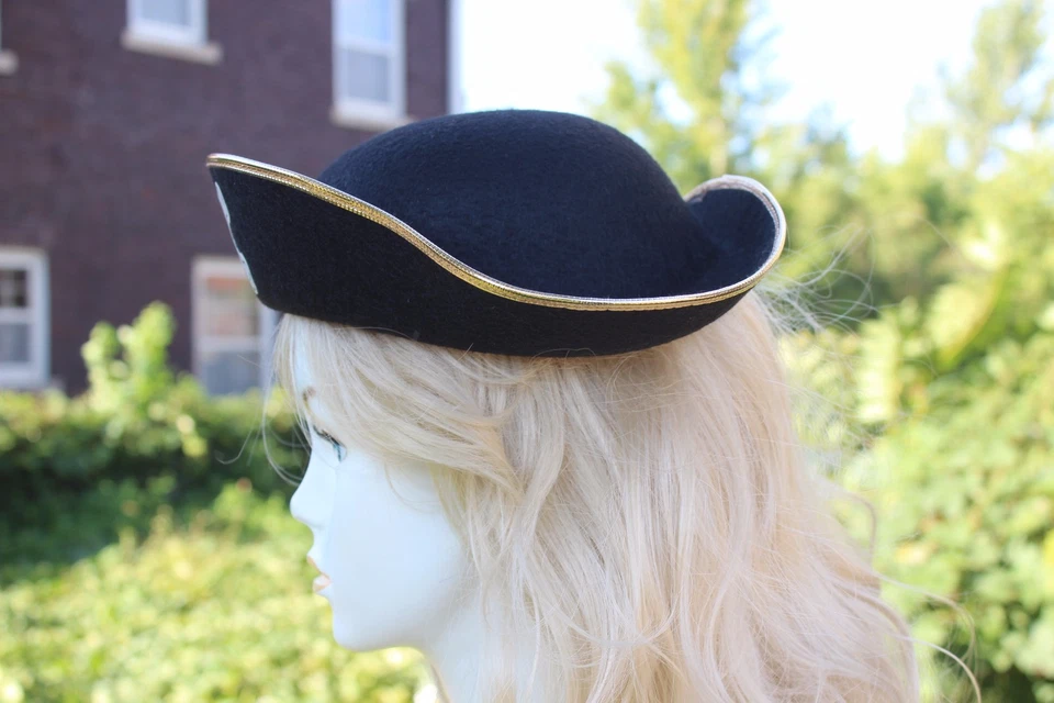 NUEVO SOMBRERO TRI-MAÍZ PIRATA NEGRO Y DORADO PERMALUX - CON CALAVERA Y HUESOS CRUZADOS - GRANDE Foto 3 de 4