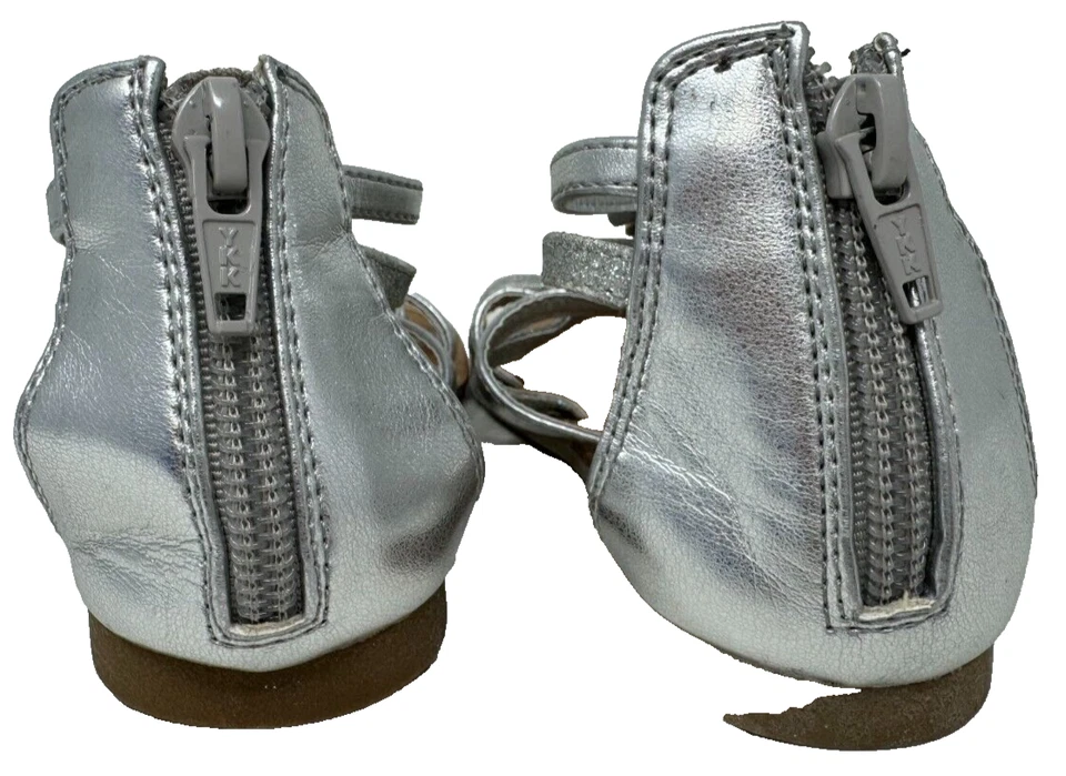 Sandalias de gladiador Jumping Beans Jubilee con cremallera plateadas talla: 6 77G Foto 4 de 4