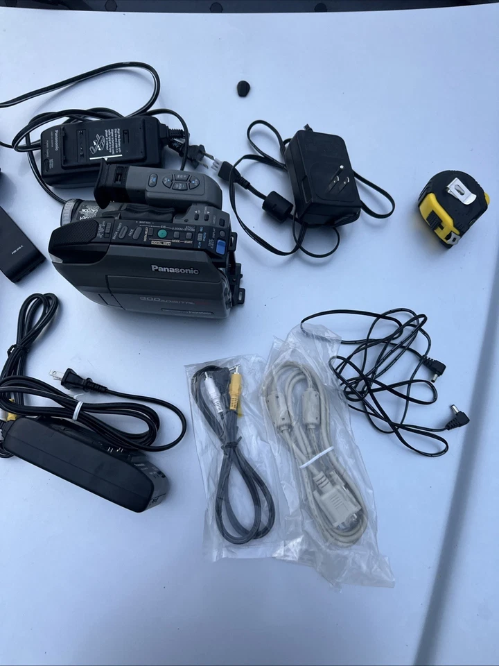 Panasonic Video Camcorder PV-L691D 300X Hi Def Digital 26X Vintage Bundle - Image 2 of 4