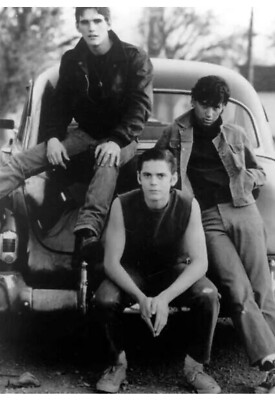 The Outsiders Matt Dillon C.Thomas Howell Ralph Macchio sitzt auf Auto 4x6 Foto