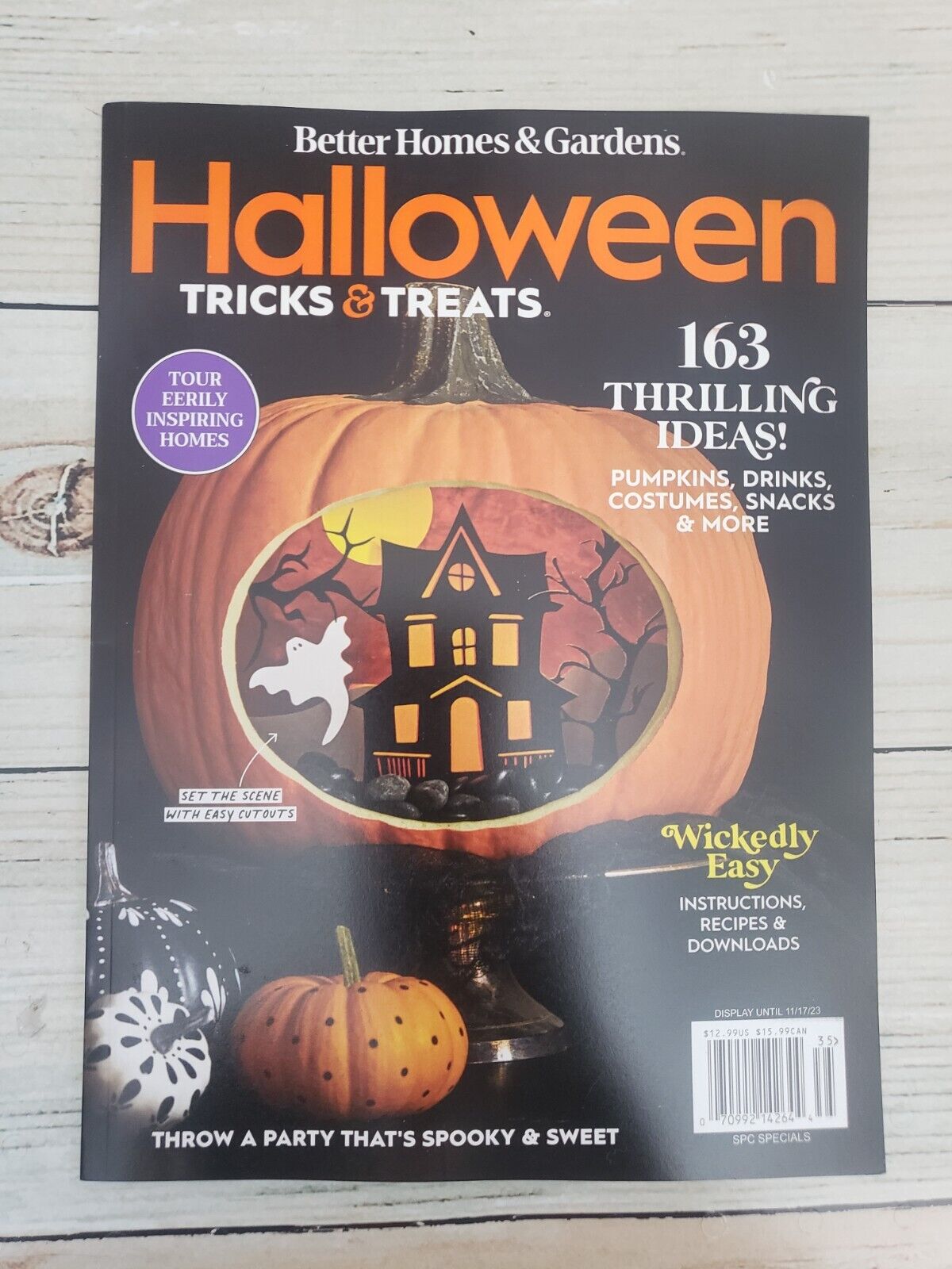 Better Homes & Gardens Halloween Tricks & Treats: The Editors of Better  Homes and Gardens: 9781547857548: : Books