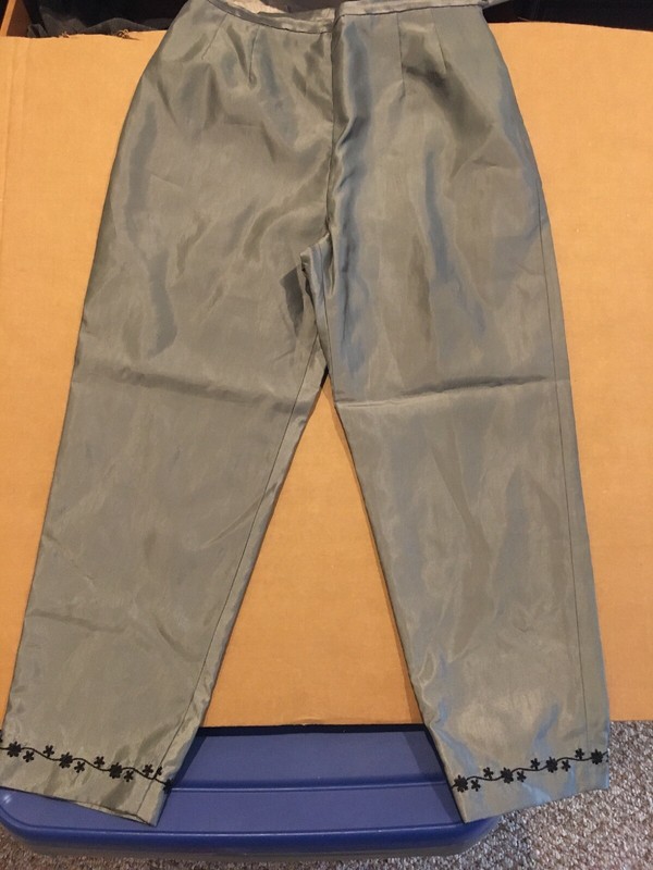 Chelsea Campbell Women's  Dress Pants size 8 8p Gray grey new 89.99 Silky Capris