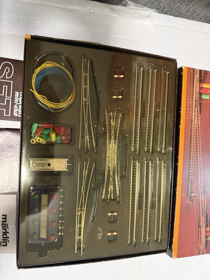 Marklin Z Scale 8194 SeT-T3  Extension set with electric turnouts NIB - Image 3 of 4