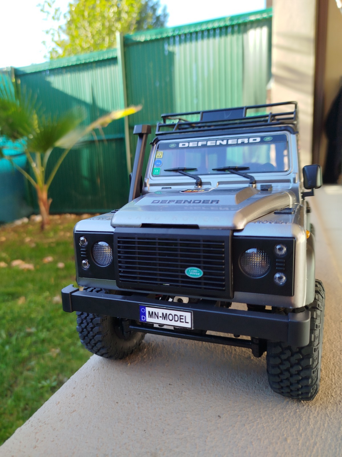 Land Rover Defender RC Crawler doté d'amortisseurs hydrauliques pour le franchissement
