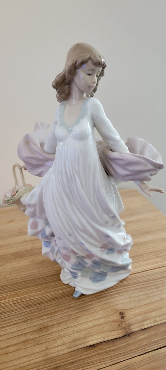 Lladro Spring Splendor Woman Figurine Porcelain 5898 Issued 1992