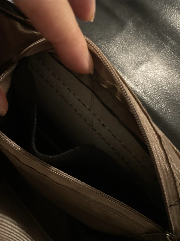 Cartera de hombro Sailor Moon Luna de cuero sintético negro con cadena dorada en correa Foto 4 de 4