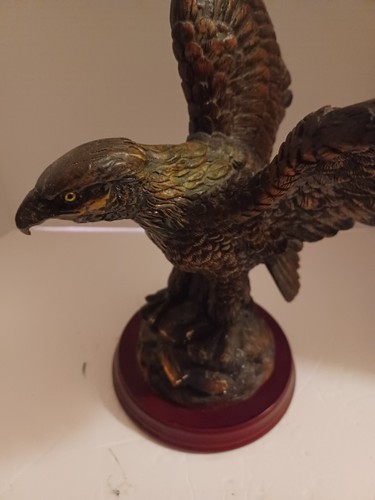Schöne Vintage seltene Adlerskulptur kleiner Haaransatz Riss auf dem oberen Flügel - Bild 3 von 24