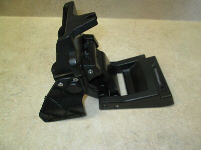 Soporte Trasero Izquierdo Para Estribo Eléctrico De Cadillac Escalade ESV / Yukon XL 2015-2020 - Repuesto OEM