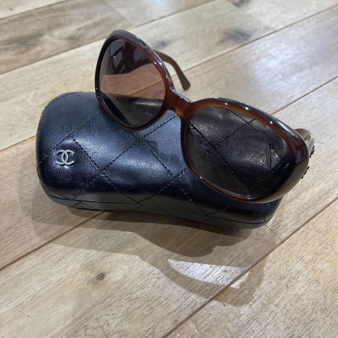 CHANEL brown floral motif sunglasses with protective case