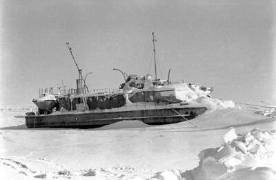 Ships frozen in the Beaufort Sea Prudhoe Bay 1977 Old Photo 1