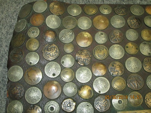 SELLA IN PELLE? BORSA CON OLTRE 250 MONETE DEL 1800 RIVETTATE AD ESSO 18 X 38 POLLICI - Foto 3 di 11