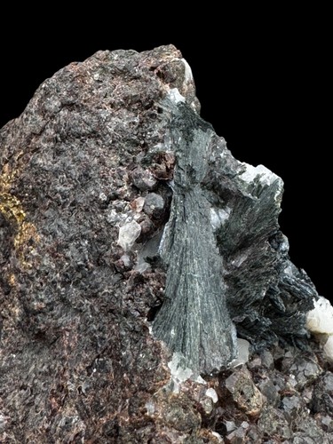 FERROPARGASITA GRANATE - La Cala, Huelva - ESPAÑA MINERAL COLECCION 8x5x5cm K14 - Imagen 7 de 8