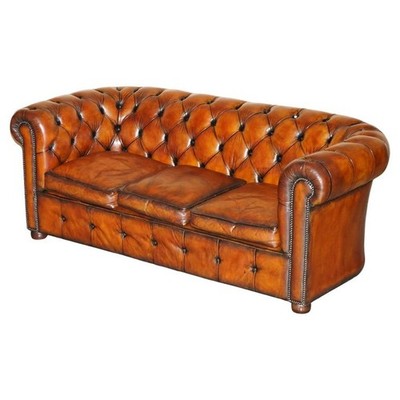 1930er HANDGEFÄRBTES RESTAURIERTES WHISKEYBRAUNES LEDER CHESTERFIELD GETUFTETES CLUB SOFA