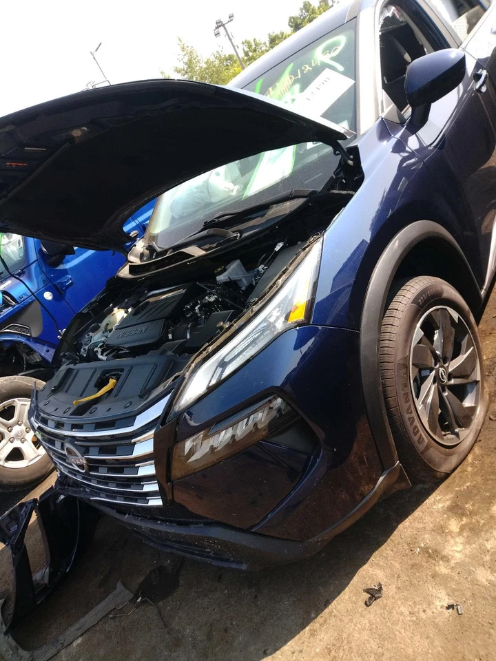 Guardabarros delantero izquierdo Nissan Rogue 2024 azul 710033 usado 29 k millas Foto 3 de 4