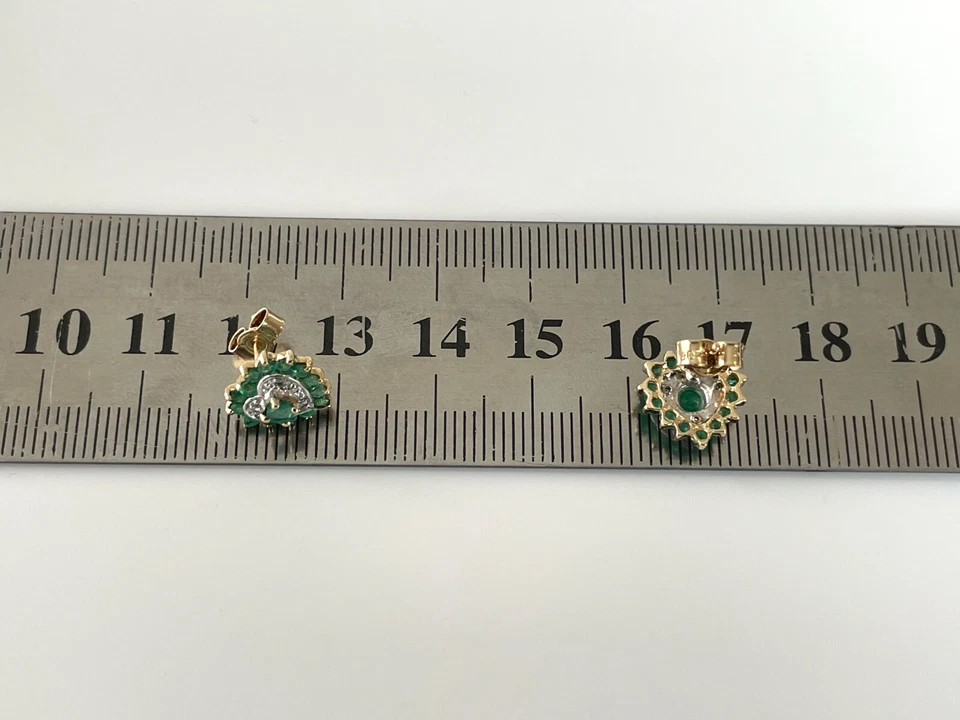 1990 Emerald and Diamond Earrings 9ct Gold Heart Shaped Stud Emerald Earrings - Image 2 of 4