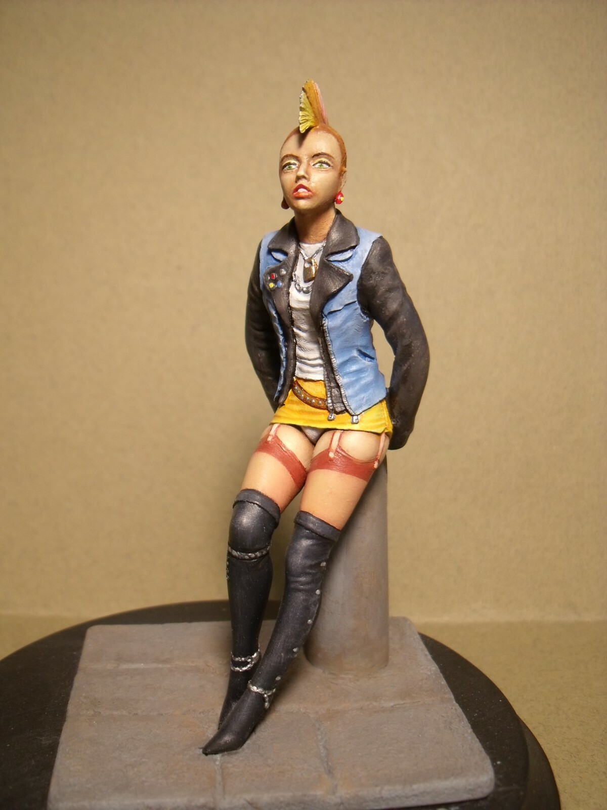 Figurine 1/18 Girl Eva miniature non peinte en résine pour diorama Spark et Norev