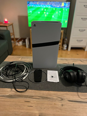 Sony PlayStation 5 Pro mit Kabeln, Headset, Standfuß &Disclaufwerk