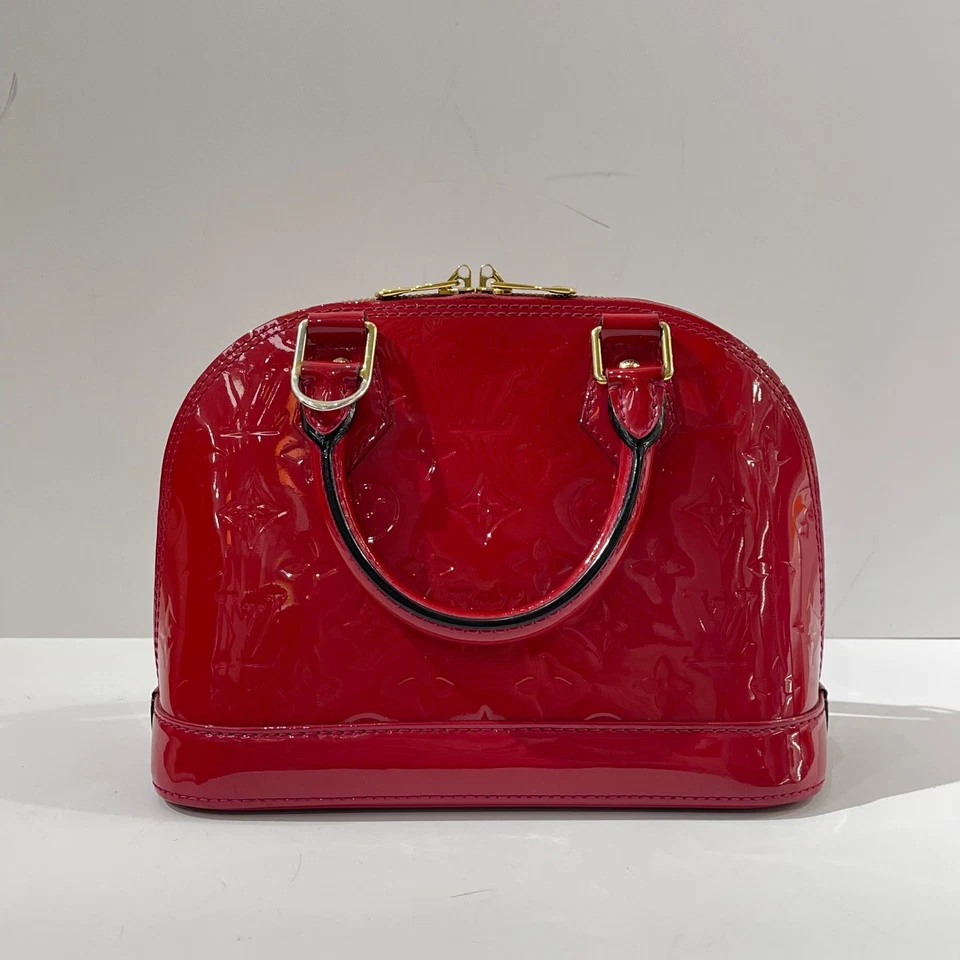 Bandolera Louis Vuitton BB charol cuero rojo dorado herrajes asa superior Foto 2 de 4