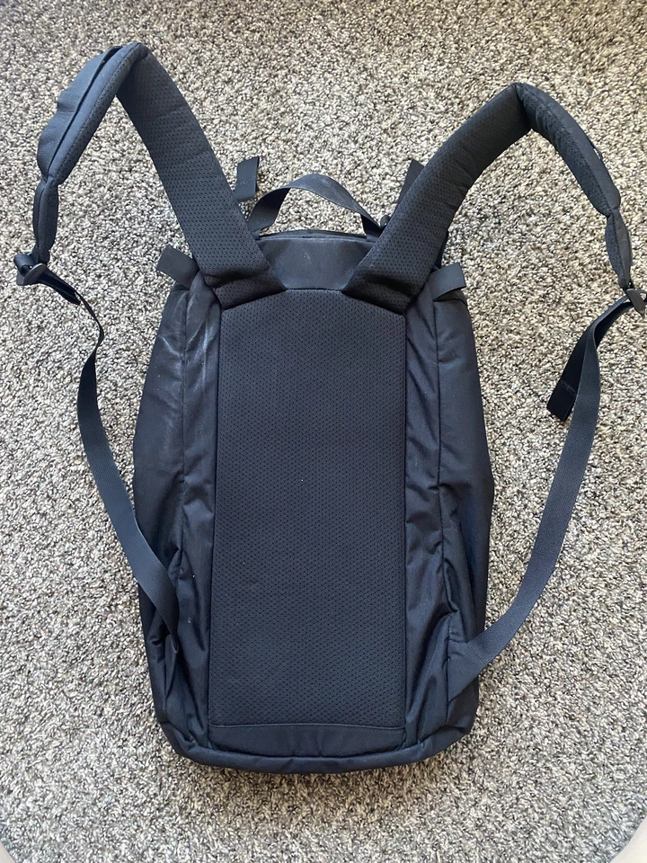 Paquete Mystery Ranch Urban Assualt 21L - Negro - Usado Buen Estado Foto 2 de 4