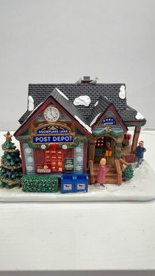 Lemax  Snowflake Lane Post Depot  Caddington Village 65108 Retired RARE & NEW !