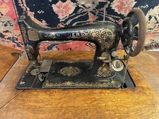 Vintage 1900 Antique Singer Sewing Machine in Oak Storage Table