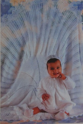 BABY MATINEE MANTEL/HAUBE ~ STIEFEL/SCHAL ~ 3-FÄDIG STRICKMUSTER GRÖSSE 16-18" (H3)