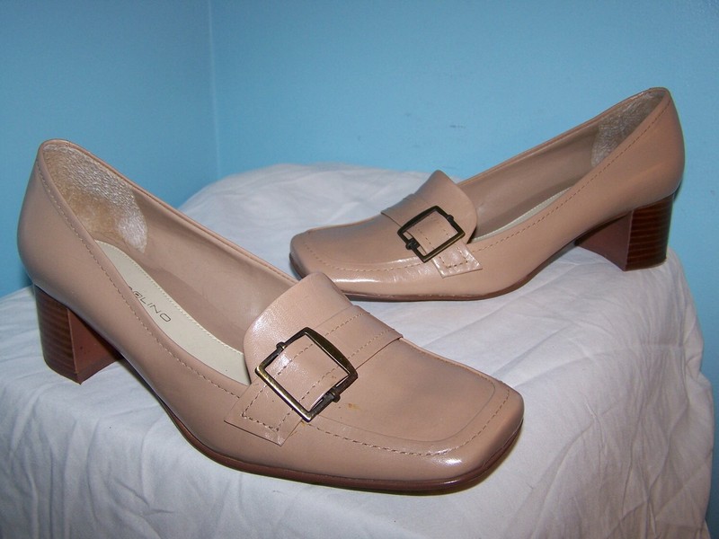 Bandolino Beige Low Hill Pumps 1.5 Heels Slip On Shoes Buckle Faux Wood Sz 9 EUC