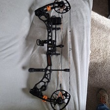 Mathews Halon 6 RH 70# 29.5" Compound Bow With Quiver, Case, and Release