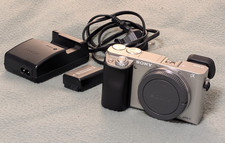 Neuwertige Sony Alpha a6000 Spiegellose Systemkamera Body silber 152 Auslösungen
