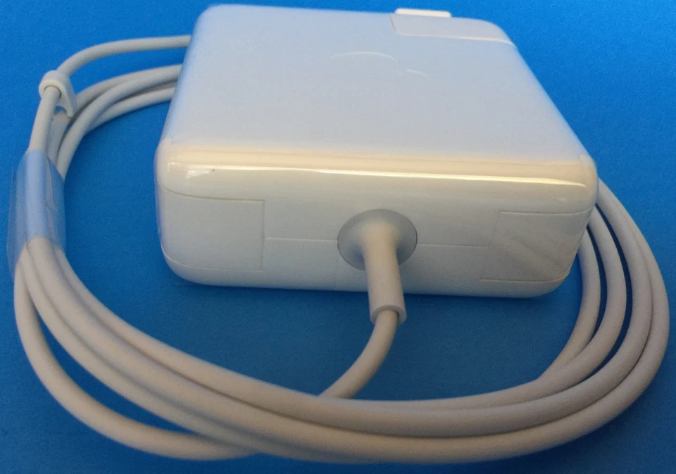 Apple 60W L-Tip 1st Generation Magsafe Power Adapter - Image 3 of 4