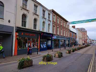 Foto 6x4 Queen Street, Exeter Die Pflanzgefäße wurden verwendet um die c2022 zu reduzieren