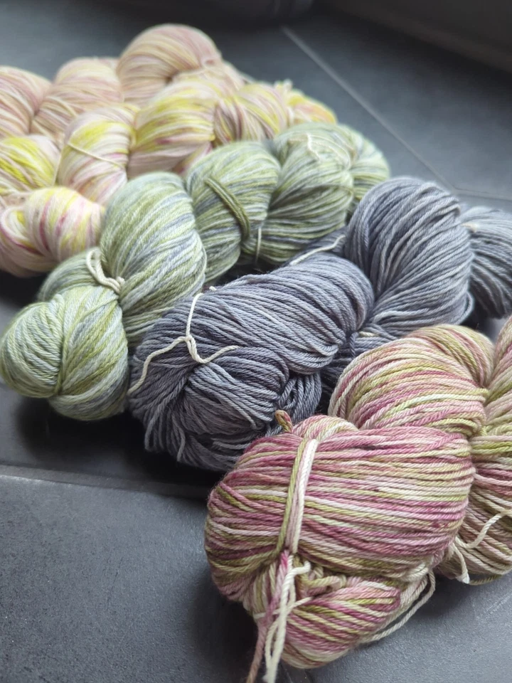 Juego de 5 madejas misteriosas teñidas a mano suaves para dedos Merino enlicates 100 g Foto 2 de 4