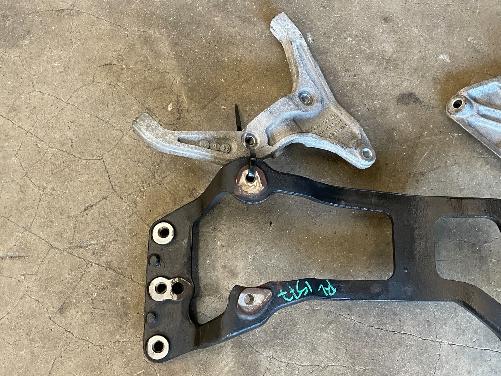 03-07 Bentley Continental GT Auto Transmission Support Mount Bracket 1577 OEM