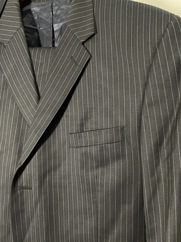 Calvin Klein 46L 36 x 30 Dark Navy Pinstriped 100% Wool 3 Button Dual Vent Suit - Image 4 of 4