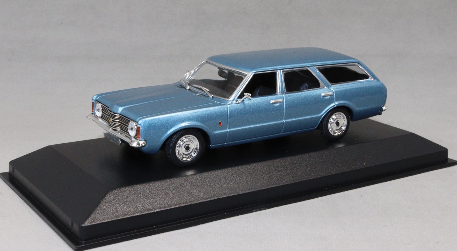 Minichamps Maxichamps Ford Taunus Estate in Blue Metallic 1970 940081311 1/43