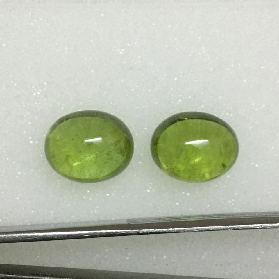 Good quality green peridot oval cabochon gemstone pair amazing color 11.55 carat - Image 3 of 4