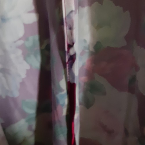 Bata Flora Nikrooz Talla M/L Elegante Satén Sensación Patrón Rosa - Imagen 3 de 7