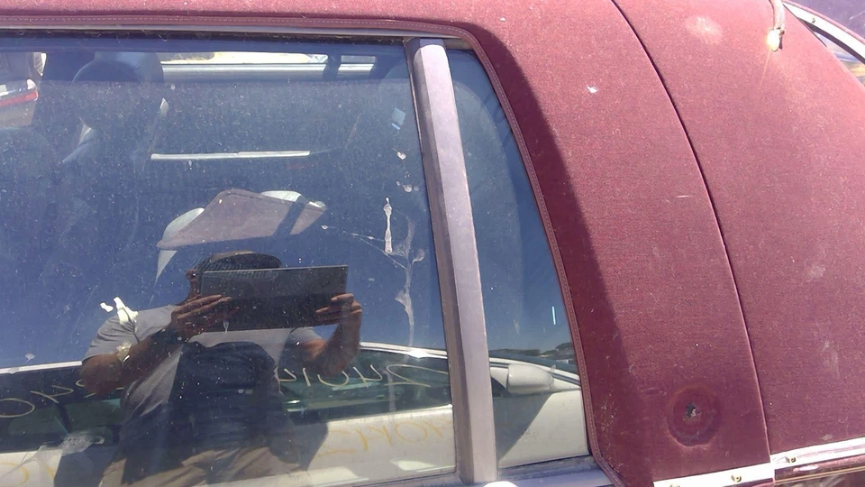 Cadillac Fleetwood 1993 conductor ventana de ventilación trasera izquierda puerta trasera vidrio con marco Foto 4 de 4