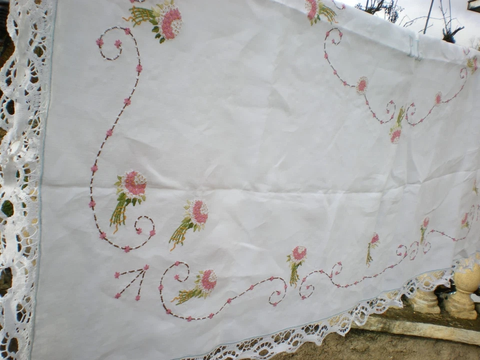 une nappe blanche vintage  brodée et crochetée a la main et machine 185X143cm - Photo 2/4