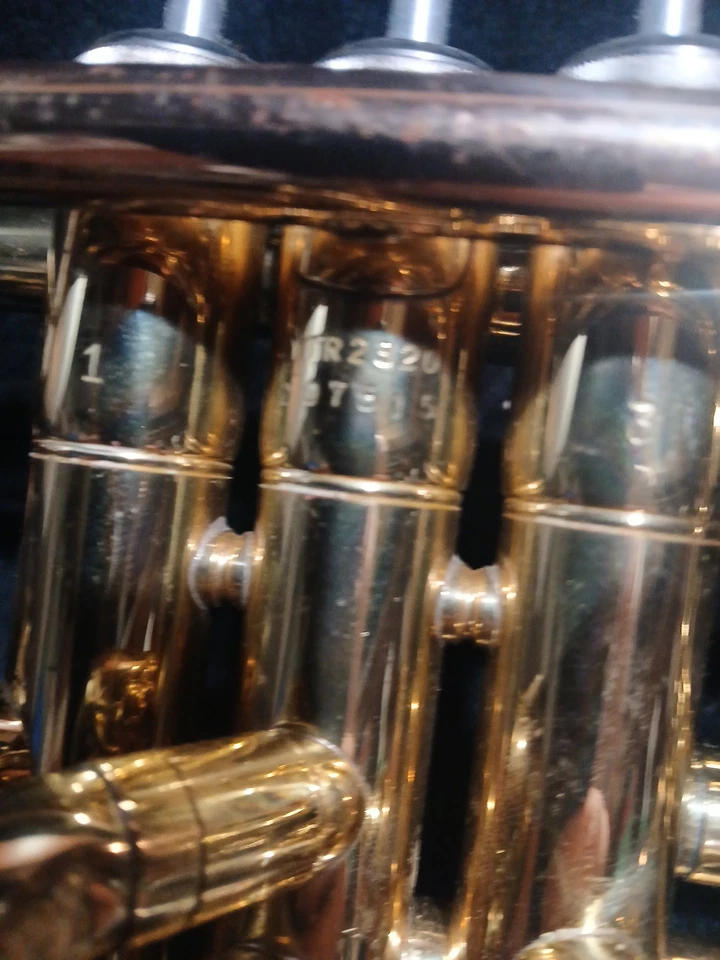 Trompeta YAMAHA YTR-2320 dorada #207515 bien mantenida con boquilla de estuche rígido Foto 3 de 4