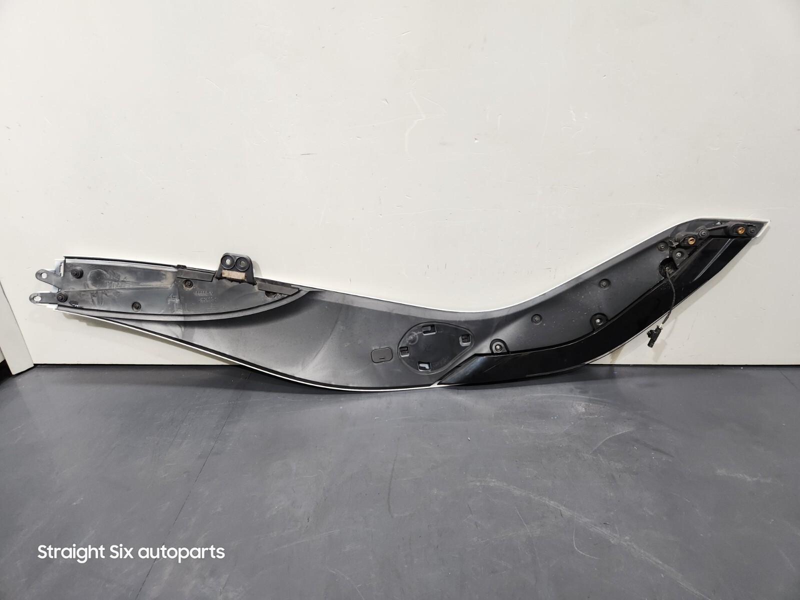 ✅ 14-20 BMW i8 I12 Coupe Rear Right Passenger Side Molding Panel Turn Signal