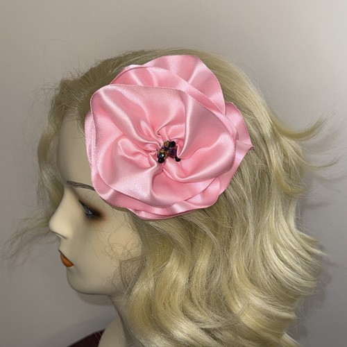 Ooak Taissa Lada hellrosa Satin Blume Haarspange mit Vintage Glasperlen Abschlussball