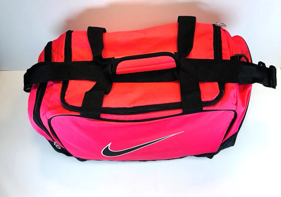 Bolso de Lona Ligero Para Mujer Nike Rosa y Negro con Bolsillo Exterior Ventilado Usado en Excelente Condición Foto 2 de 4