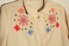 NORMAN AT HOME WEAR VTG WOMEN HOUSE COAT CREAM EMBROIDERED FLOWERS SHELL BUTTONS
