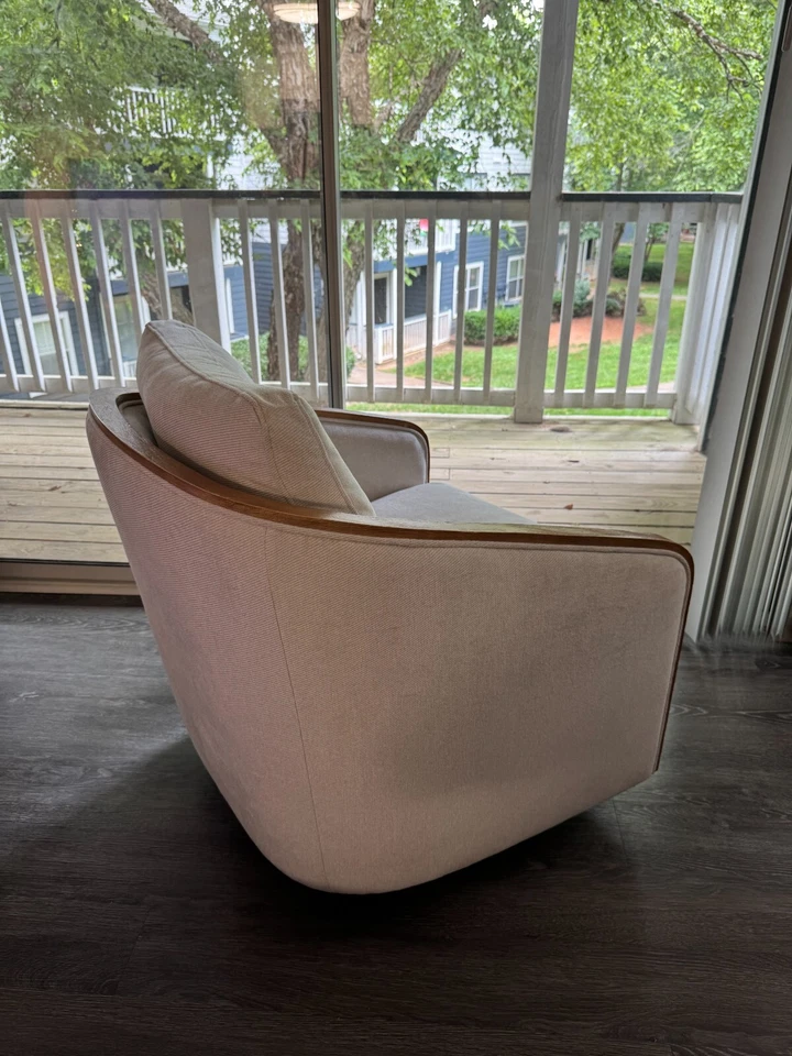 Sillón de salón moderno giratorio con marco de madera tapizado beige Foto 3 de 3