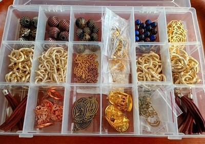 Gemischte Schmuckherstellung. Neu. In Aufbewahrungsbox. Perlen. Kette. Fundstücke.Charms