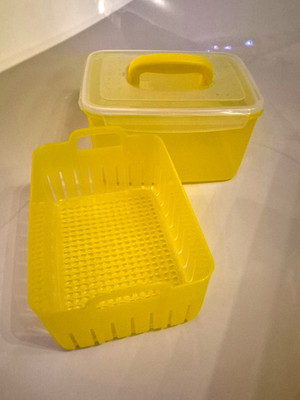 BRAND Neu 4,6 L Gelb LOCK & LOCK Box mit Sieb  Frischhalte Gefrier dose ZZF150T