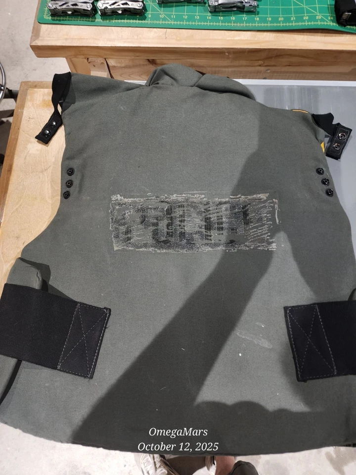 Chaleco antiaéreo excedente de la Marina de los Estados Unidos/Policía talla X LG, intento de retirar insignia de policía.  Foto 2 de 4